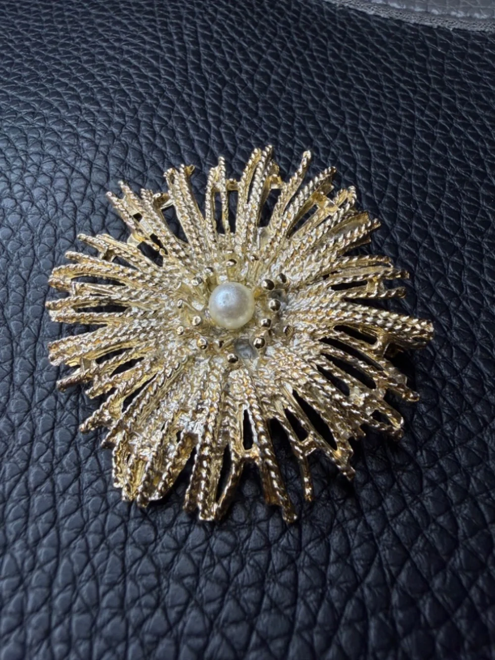 Vintage Gold Tone Starburst Brooch Pin w/Faux Pearl 2
